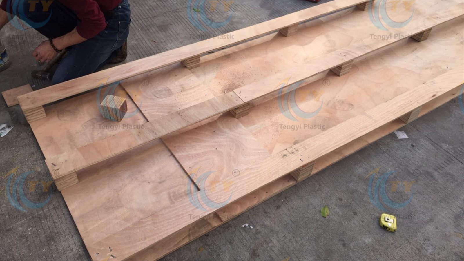 Special wooden crate for transporting 3-meter black POM rods